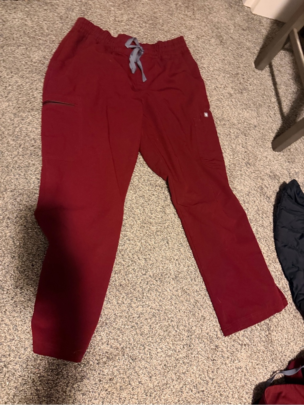 Figs scrubs burg top is XXL and Pants are high waisted joggers/wide leg petite - Picture 4 of 6
